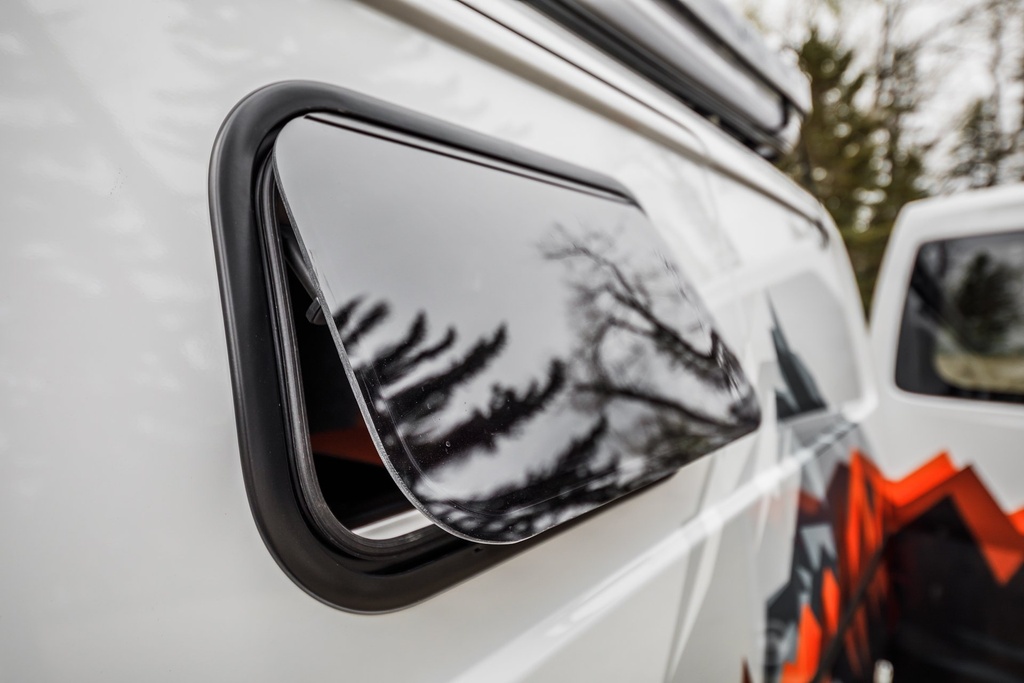 Broad Arrow Curved Window 497×297
