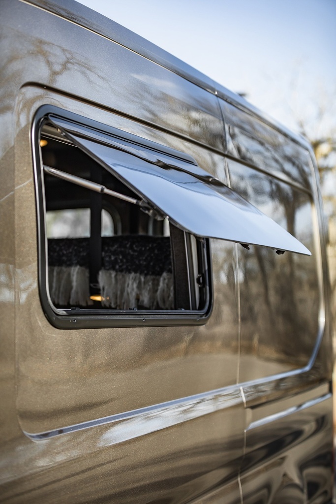 Broad Arrow Curved Window 982×462