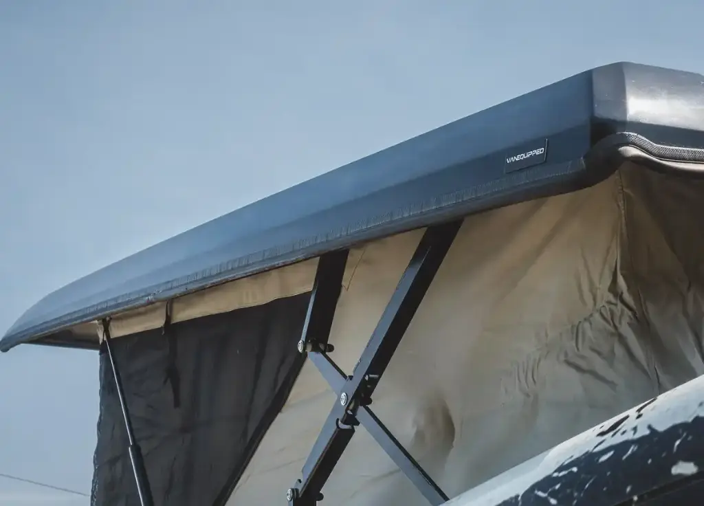 Mercedes-Benz 144 Low-Roof Pop-Top 05.webp