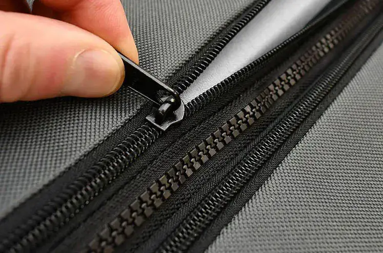 roamrest-ultimate-tri-fold-zipper.webp